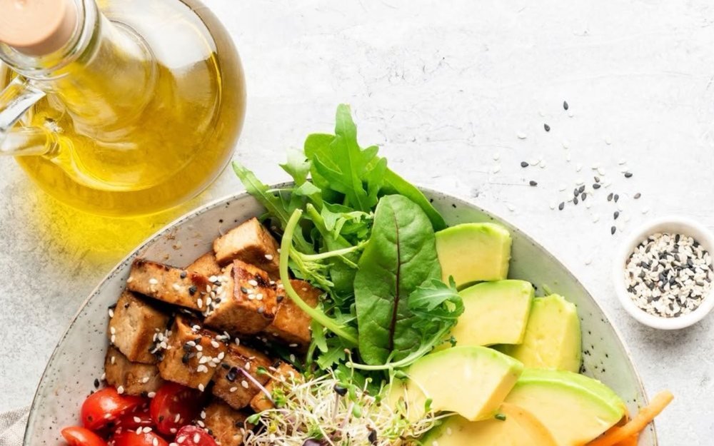 Bowl equilibrado com folhas verdes, tofu, legumes e cereais, favorecendo a sensibilidade à insulina
